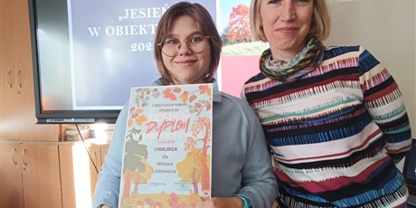 Wiktoria Listkiewicz odebrała nagrodę za zajęcie pierwszego miejsca w konkursie fotograficznym „Jesień w obiektywie”.