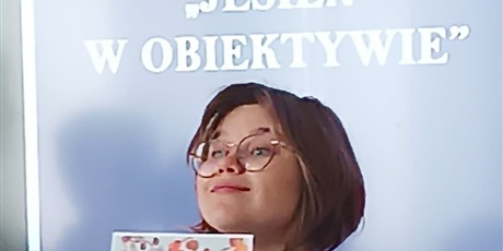 Powiększ grafikę: wiktoria-listkiewicz-odebrala-nagrode-za-zajecie-pierwszego-miejsca-w-konkursie-fotograficznym-jesien-w-obiektywie-653979.jpg