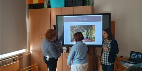 Powiększ grafikę: wiktoria-listkiewicz-odebrala-nagrode-za-zajecie-pierwszego-miejsca-w-konkursie-fotograficznym-jesien-w-obiektywie-657301.jpg