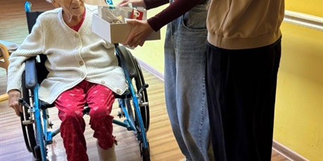 Powiększ grafikę: wizyta-szkolnego-kola-wolontariatu-w-domu-hospicyjnym-im-sw-jozefa-w-sopocie-657233.jpg