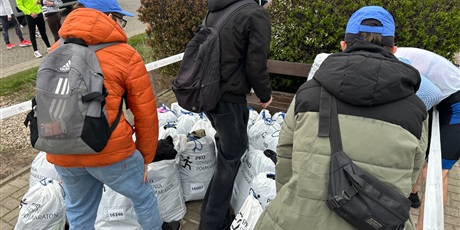 Powiększ grafikę: wolontariat-naszych-uczniow-na-pko-gdynia-polmaraton-690202.jpg