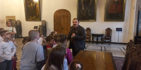 Powiększ grafikę: wycieczka-do-glownego-miasta-657181.jpg