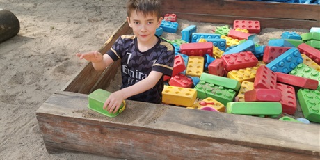 Powiększ grafikę: Chłopczyk bawi się dużym lego