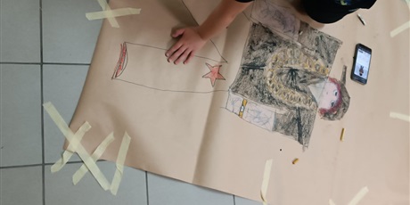 Powiększ grafikę: zajecia-artystyczne-w-klasie-4a-rysowalismy-duze-formaty-plakaty-jak-zawsze-bylo-pozytywnie-701233.jpg