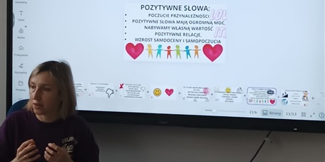 Powiększ grafikę: „Slajd prezentacji o pozytywnych słowach z wypunktowanymi korzyściami wyświetlony na ekranie podczas zajęć.”